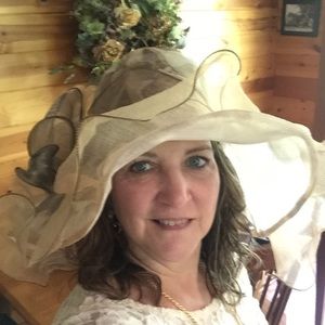 Meet your Posher, Dee